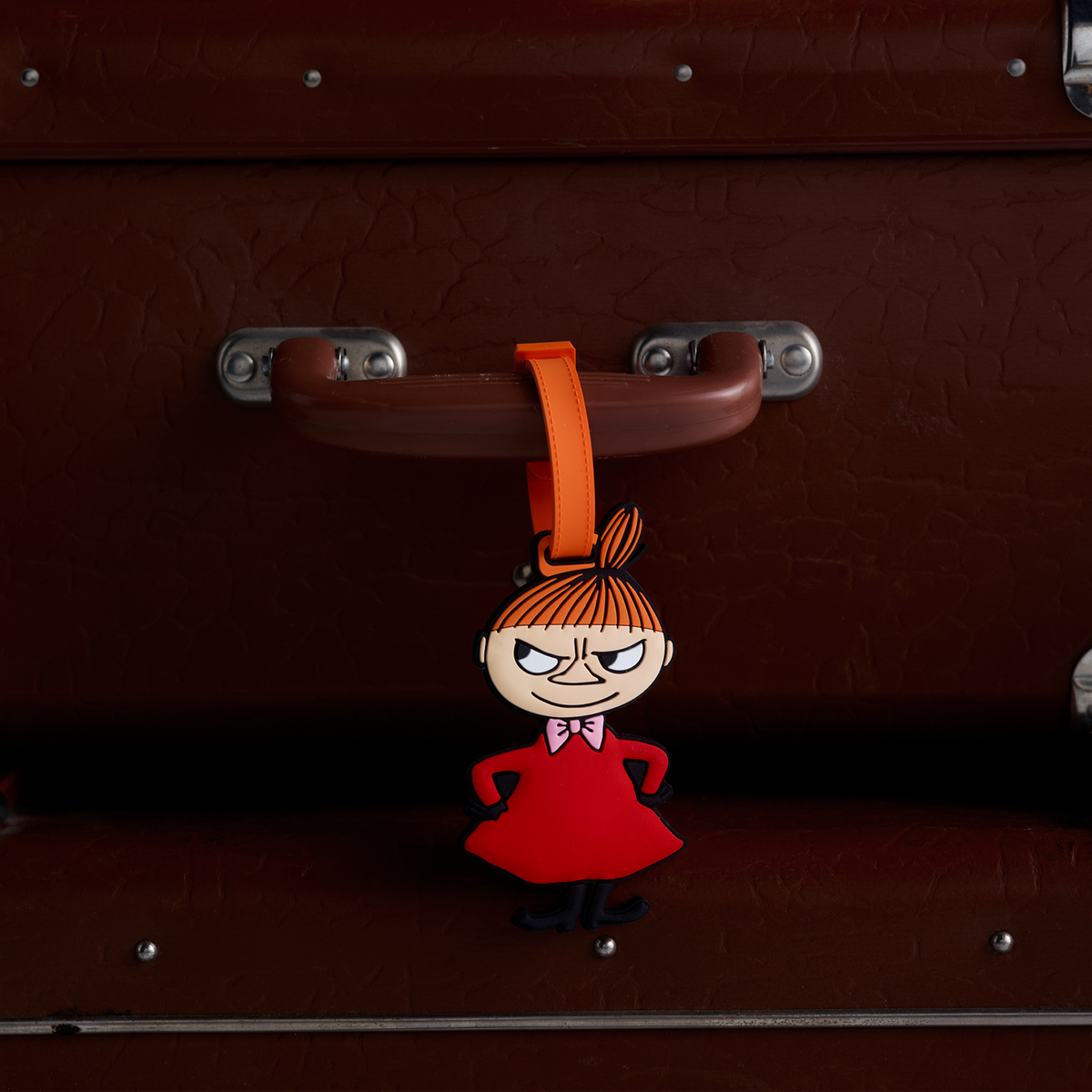 Muumi nimilappu matkalaukkuun Pikku Myy - Little My luggage tag on a brown suitcase.