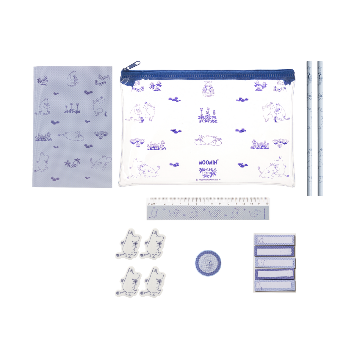 Mumin kontorsset Mumintrollet - A stationery set featuring a white zipper pouch with blue Moomintroll illustrations, a matching notebook, two pencils, a ruler, four small frog-shaped clips, a circular sticker, and four label sheets, all arranged on a white background.