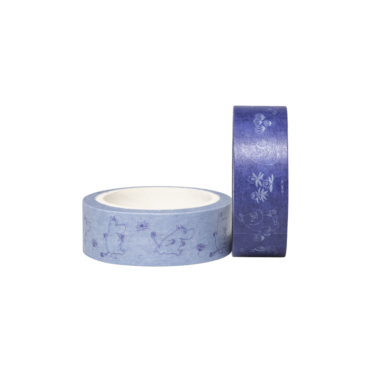 Mumin wasitape Mumintrollet 2st - Two rolls of decorative washi tape on a plain white background. The roll in front is light blue with a darker blue Moomintroll illustration.