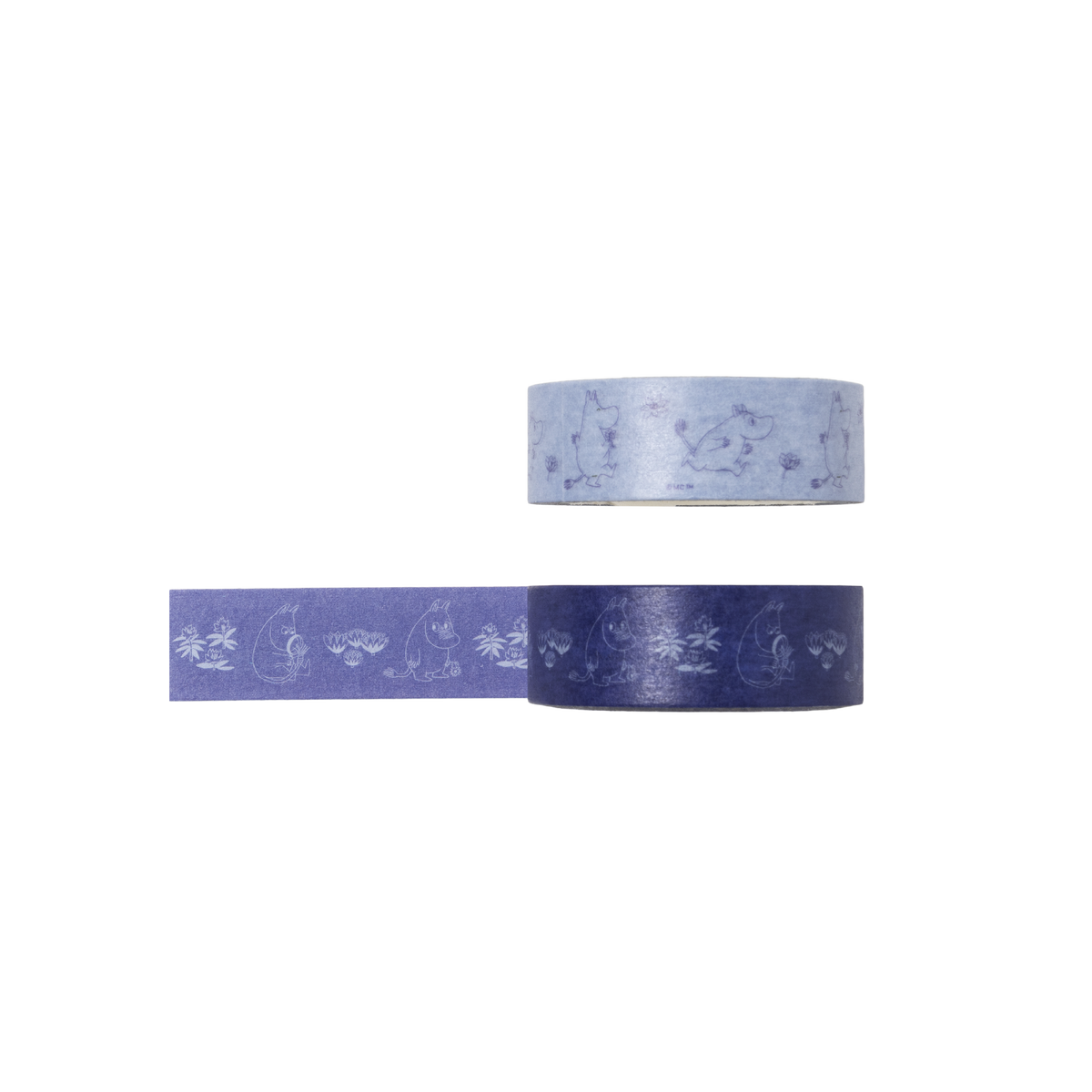 Mumin wasitape Mumintrollet 2st - Two rolls of decorative washi tape on a plain white background, one in light periwinkle blue and one in dark periwinkle blue, both featuring a repeating light blue illustration of Moomintroll.