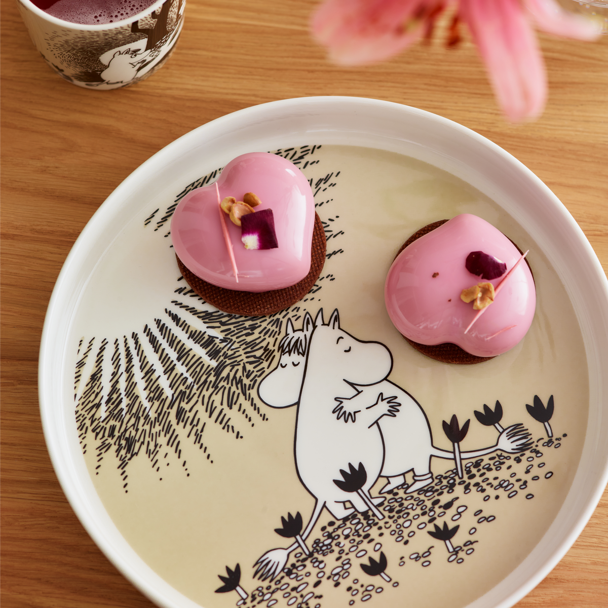 Mumin pajform 28cm Kärlek beige - The Love Beige pie dish ona wooden tabel with two pastries on top of it.