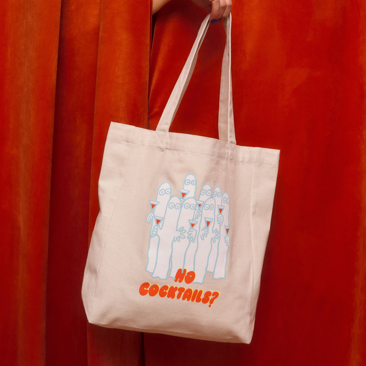 Muumi kangaskassi Party Queue - Beige Party Queue tote bag held by a person against a red curtain background